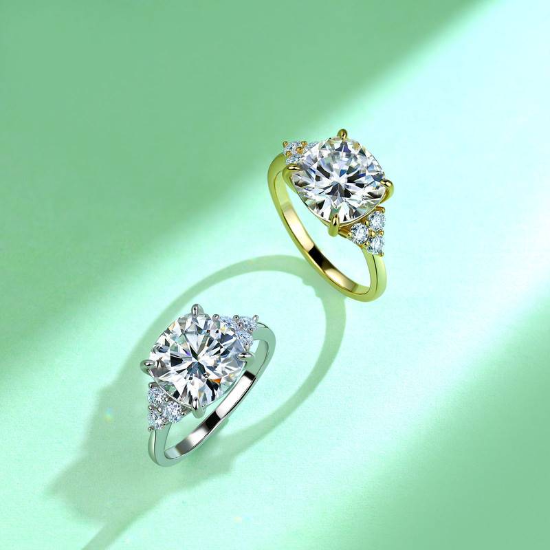 SR0618103款S925银镀18K金枕形莫桑钻相伴的爱女戒5.4ct
