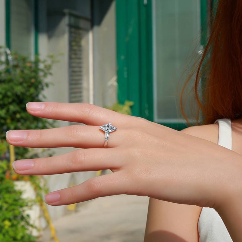 SR0619103款S925银镀18K金马眼形三石款全MoissaniteWomen's Ring2.6ct