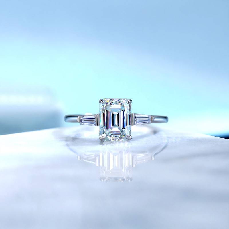 SR0619304款S925银镀18K金祖母绿形三石款全莫桑钻女戒2.2ct