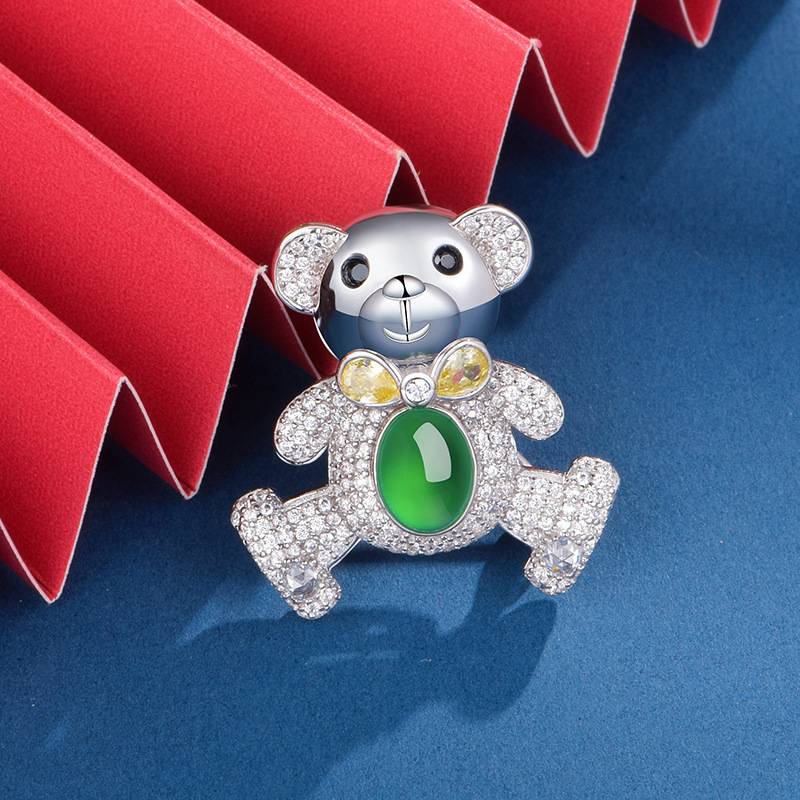 K0891款S925银镀18K白金蛋形绿玉髓可爱的小熊胸针主石8*6mmmm