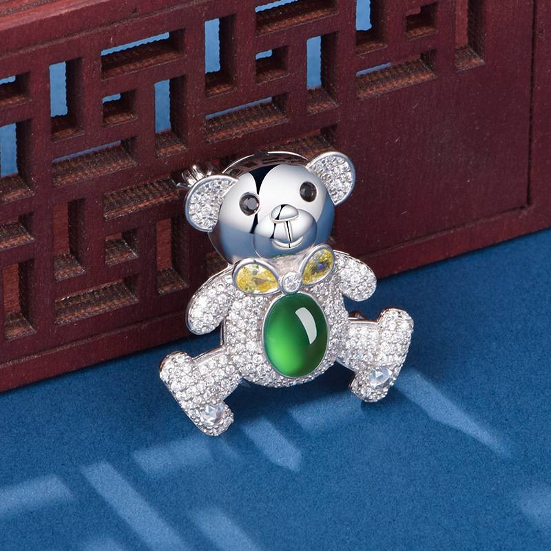 K0891款S925银镀18K白金蛋形绿玉髓可爱的小熊胸针主石8*6mmmm
