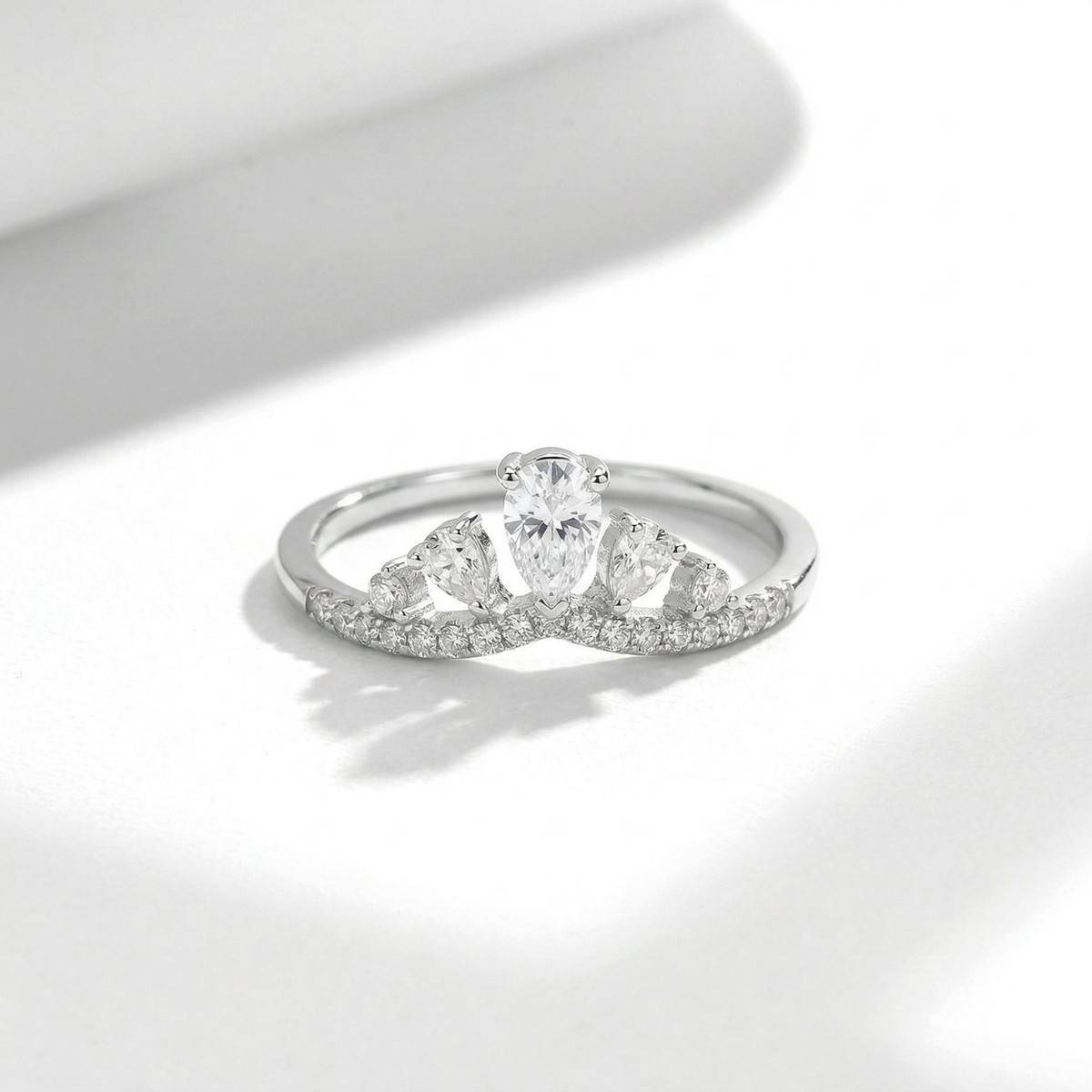 FX39363款S925银镀18K金水滴形MoissaniteAffordable Luxury小皇冠Women's Ring0.7ct