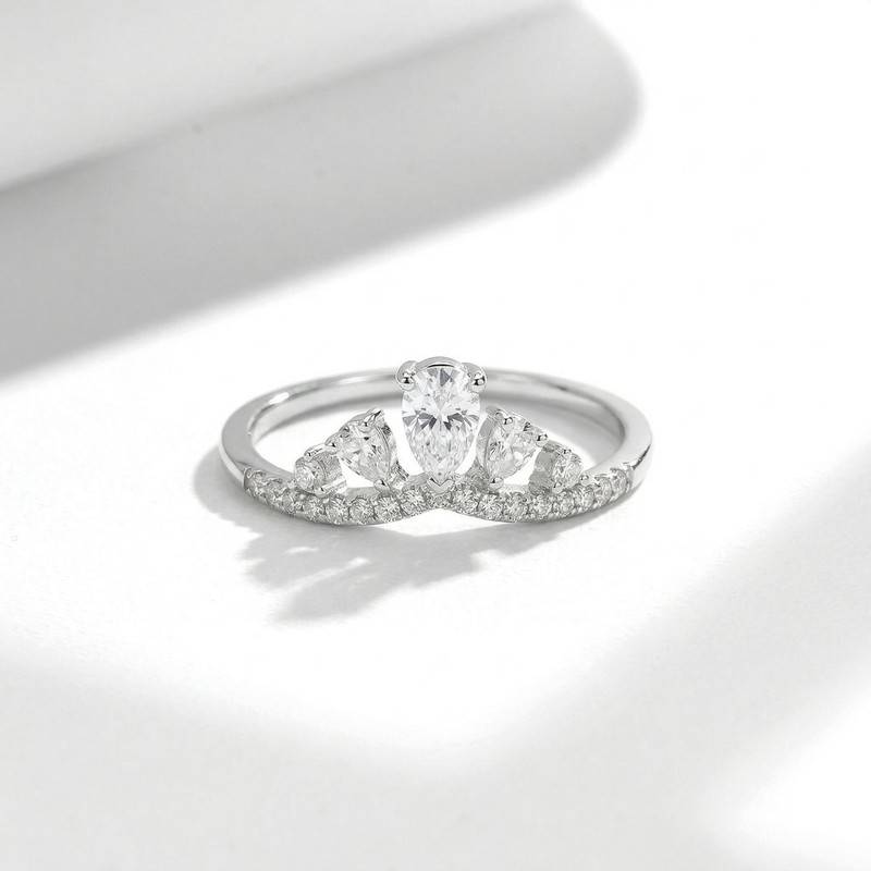 FX39363款S925银镀18K金水滴形莫桑钻轻奢小皇冠女戒0.7ct