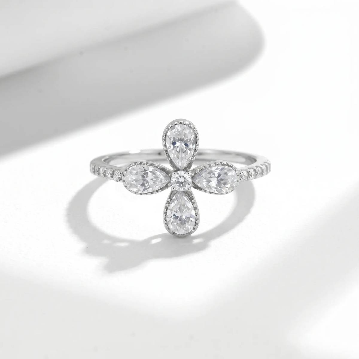 FX39366款S925银镀18K金水滴形Moissanite四叶草Women's Ring1.5ct