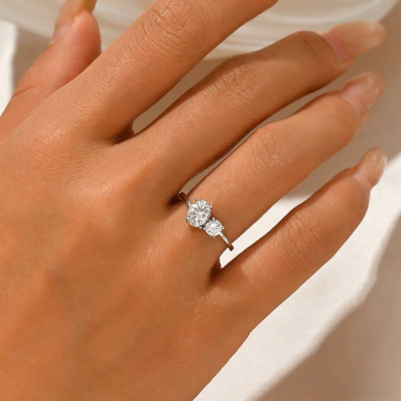 FX39377款S925银镀18K金蛋形圆形莫桑钻双石款携手并进女戒1.3ct