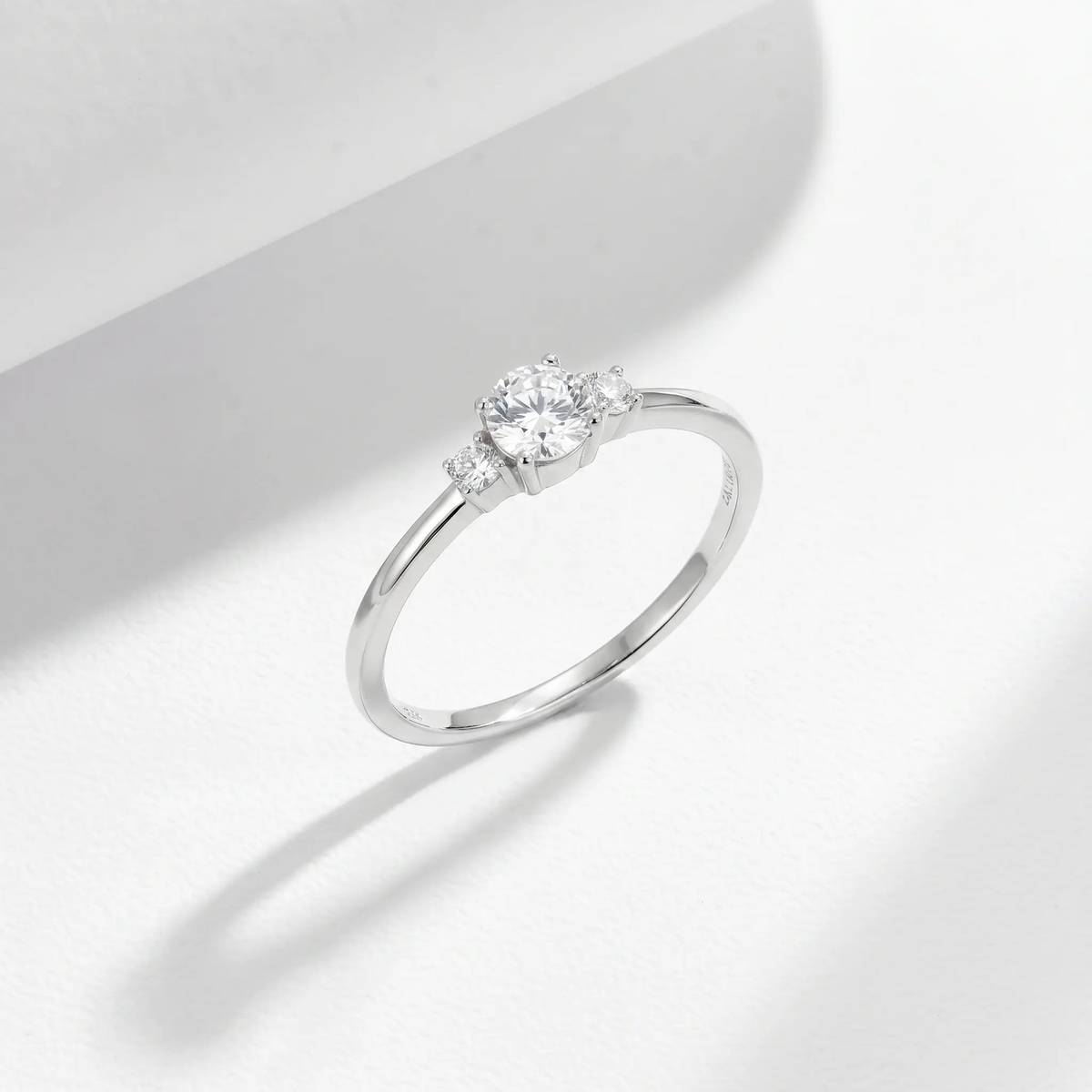 FX39384B款S925银镀18K金圆形Moissanite陪伴Affordable LuxuryWomen's Ring0.37ct