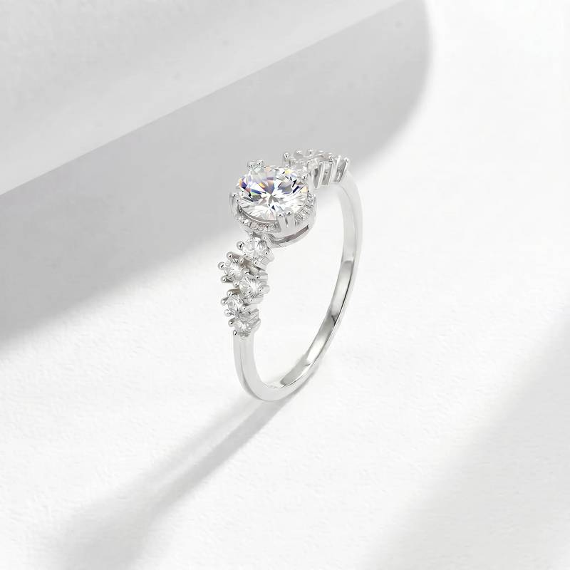 FX39388款S925银镀18K金蛋形莫桑钻一路生花女戒0.72ct