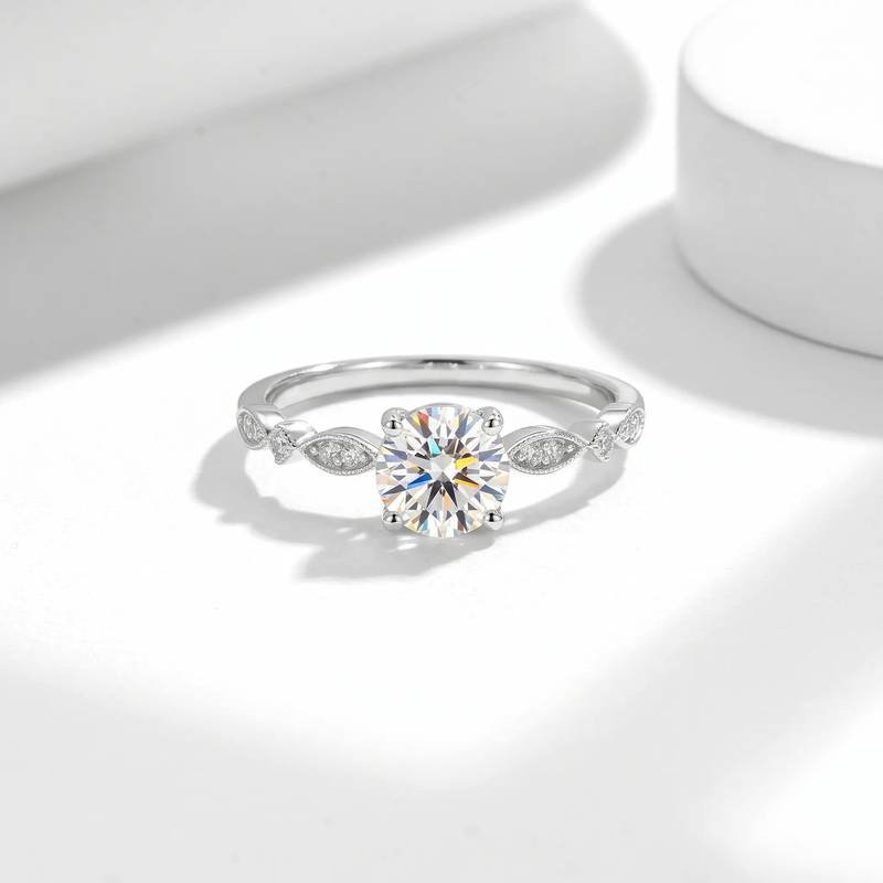 FX39518款S925银镀18K金圆形Moissanite小惊喜Women's Ring主石5.5mm/0.6ct