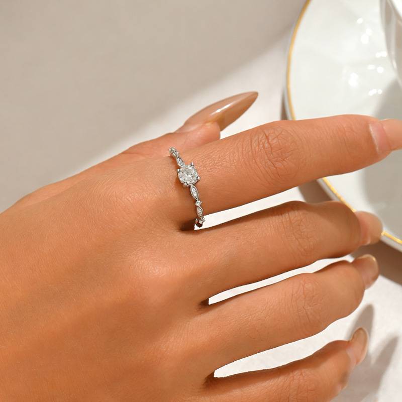 FX39518款S925银镀18K金圆形Moissanite小惊喜Women's Ring主石5.5mm/0.6ct