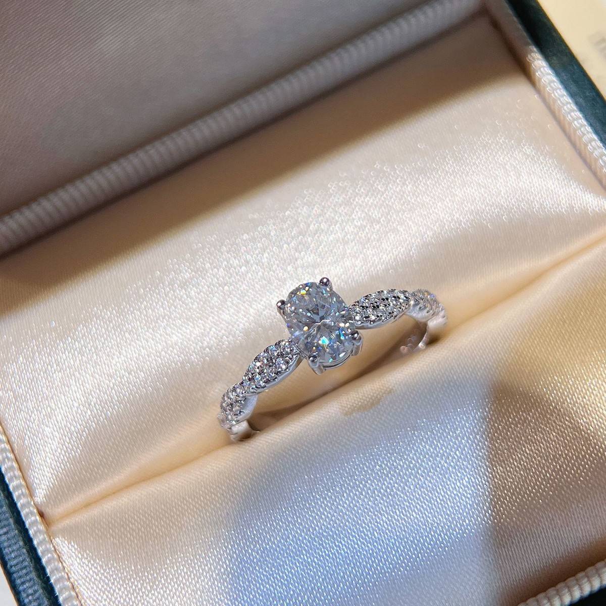 SN511款S925银镀18K白金蛋形莫桑钻交叠生辉女戒主石7*5mm/1.0ct