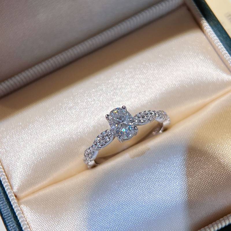SN511款S925银镀18K白金蛋形莫桑钻交叠生辉女戒主石7*5mm/1.0ct