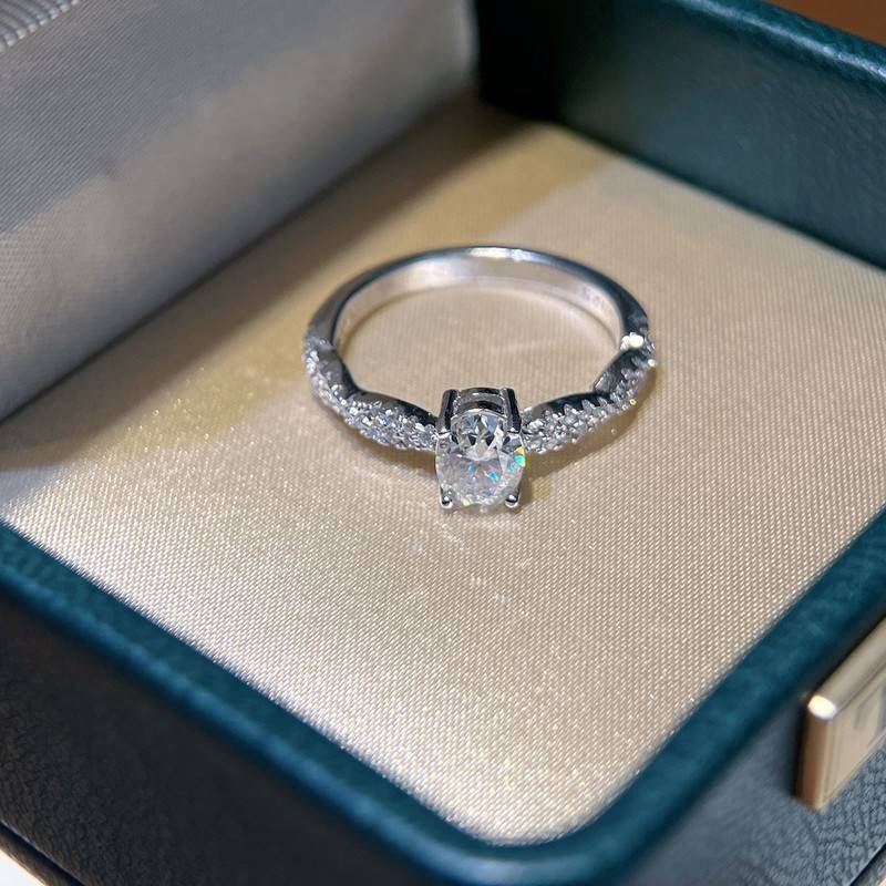 SN511款S925银镀18K白金蛋形莫桑钻交叠生辉女戒主石7*5mm/1.0ct