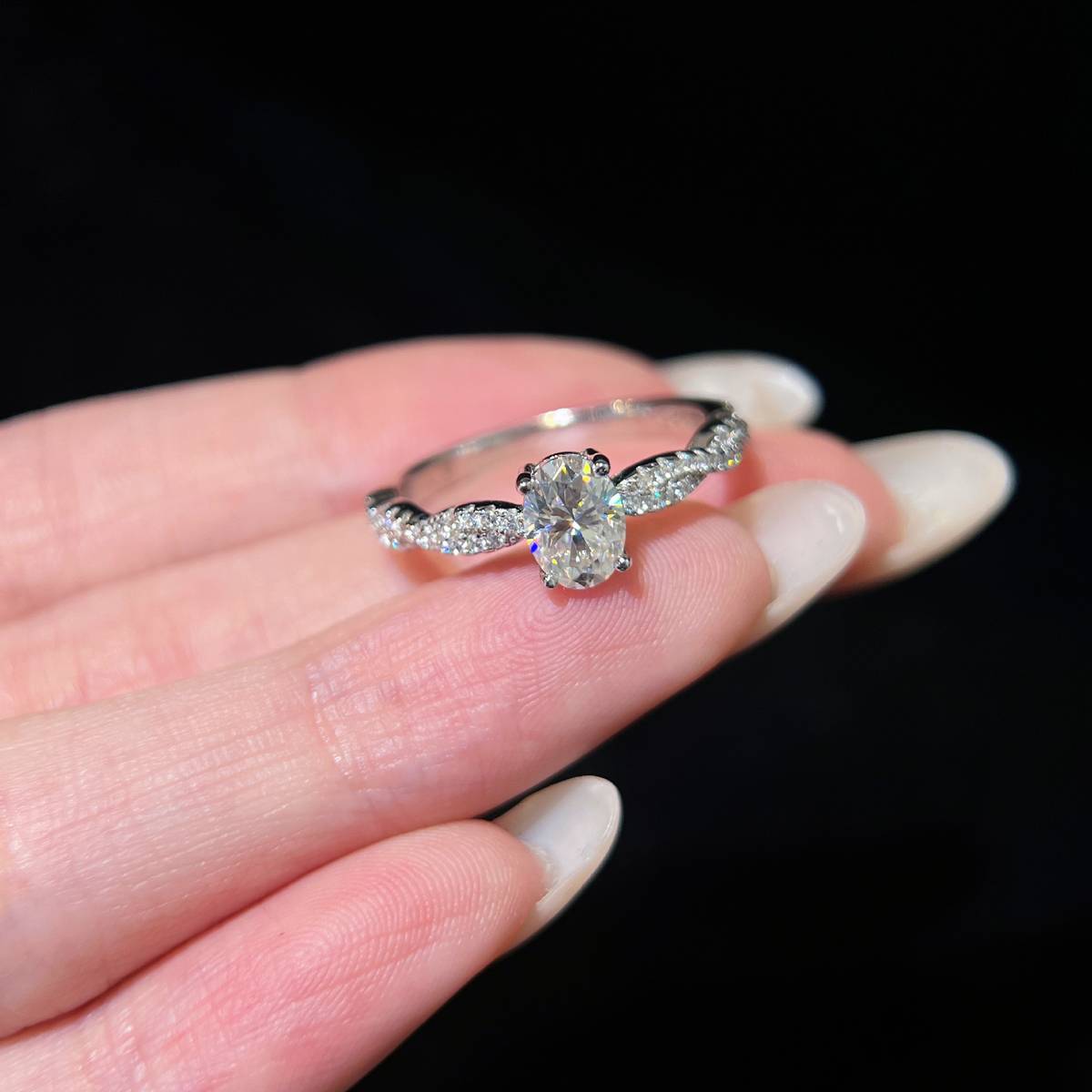 SN511款S925银镀18K白金蛋形莫桑钻交叠生辉女戒主石7*5mm/1.0ct