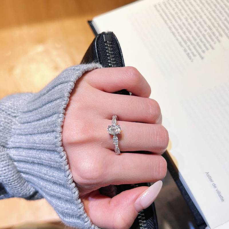 SN511款S925银镀18K白金蛋形莫桑钻交叠生辉女戒主石7*5mm/1.0ct