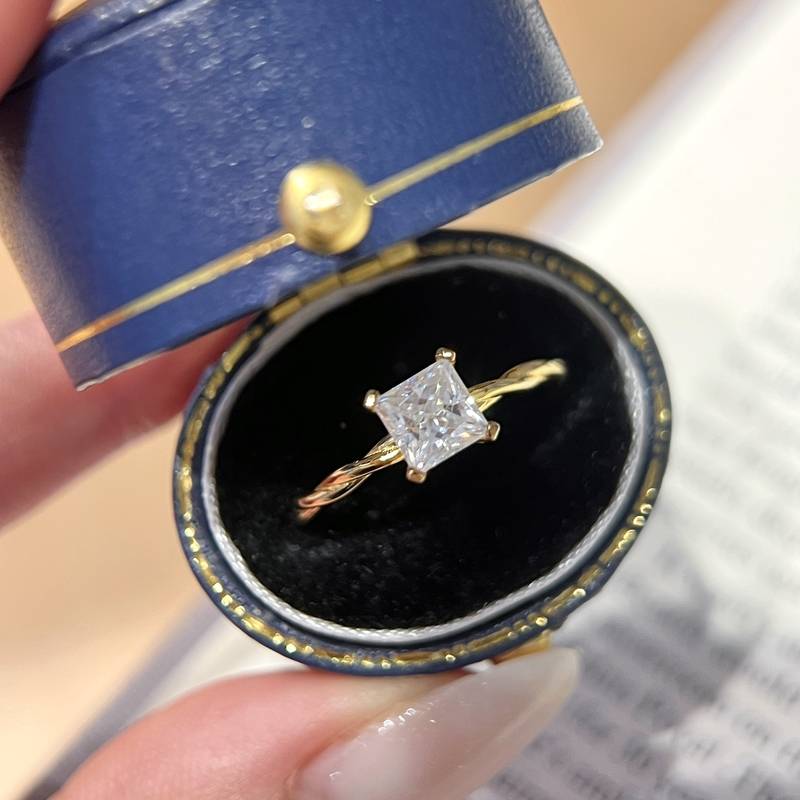 SN491款S925银镀18K黄金公主方形Moissanite麻花扭臂Women's Ring主石5.0mm/0.8ct