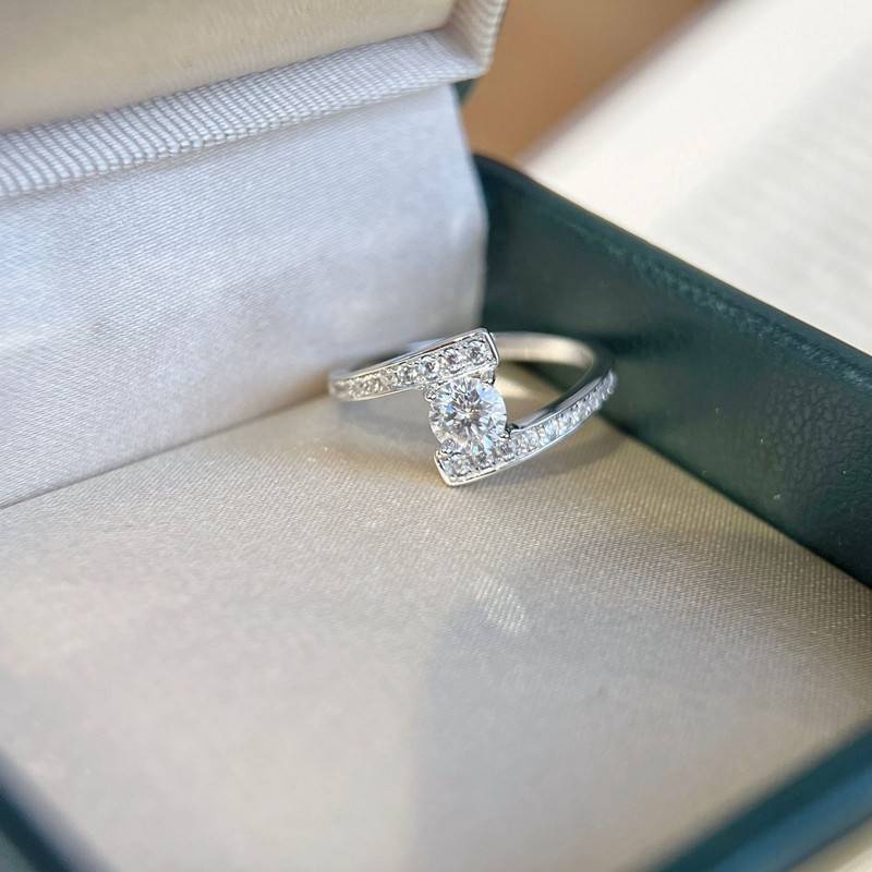 SN483款S925银镀18K白金圆形Moissanite星宿轨迹Women's Ring主石5.0mm/0.5ct
