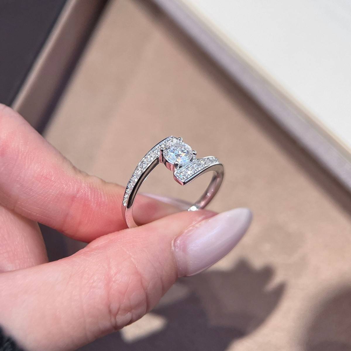 SN483款S925银镀18K白金圆形Moissanite星宿轨迹Women's Ring主石5.0mm/0.5ct