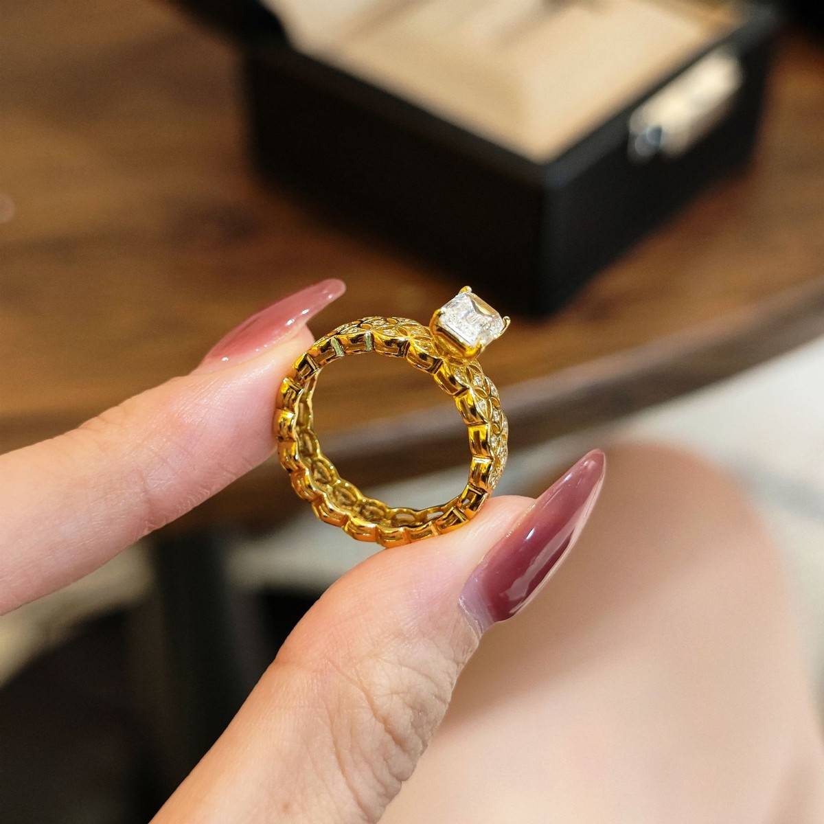 XY06款S925银镀18K黄金祖母绿切割形莫桑钻镂空女戒7*5mm/1.0ct