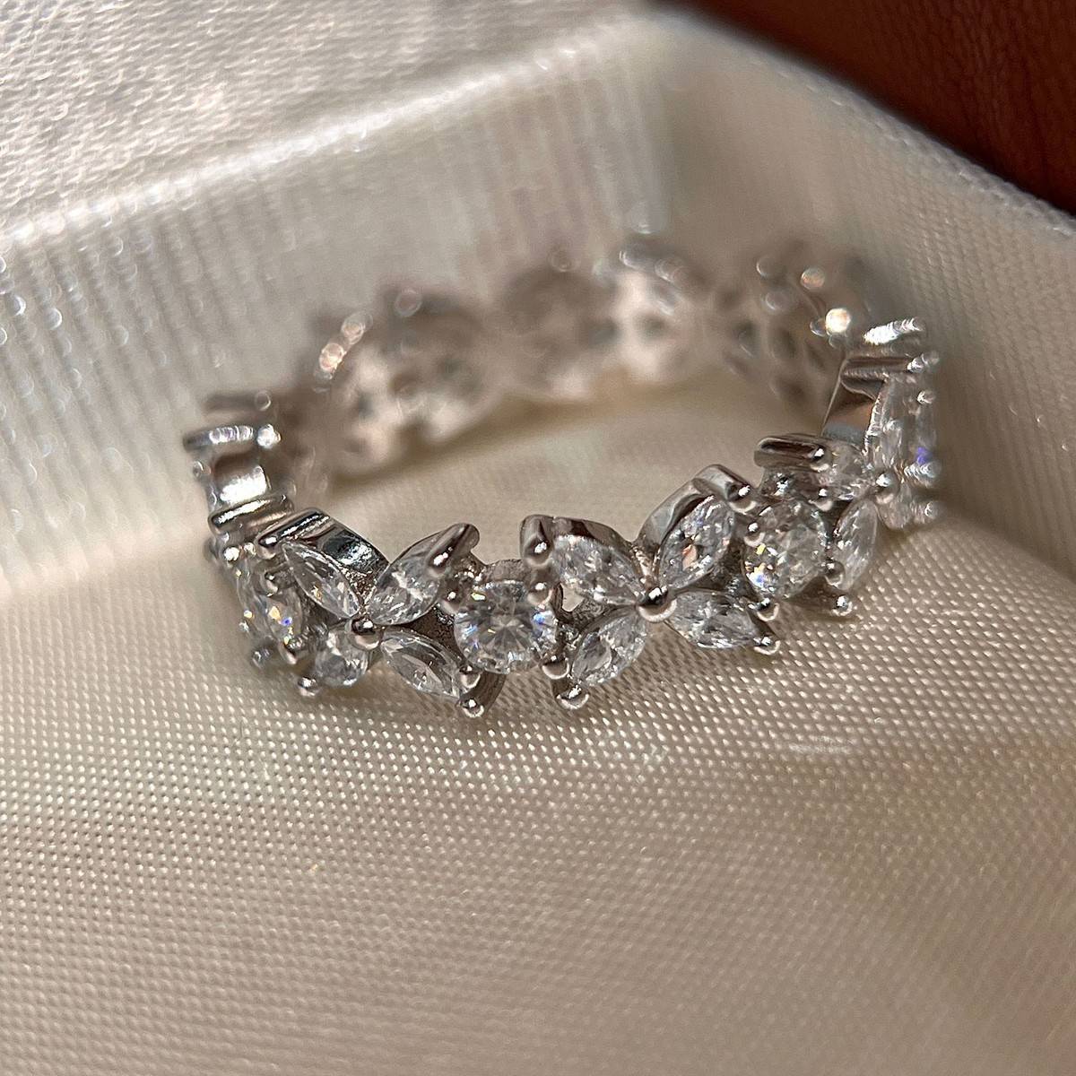 HS035款银S925银镀18K白金圆形莫桑钻女四叶草排戒0.7ct