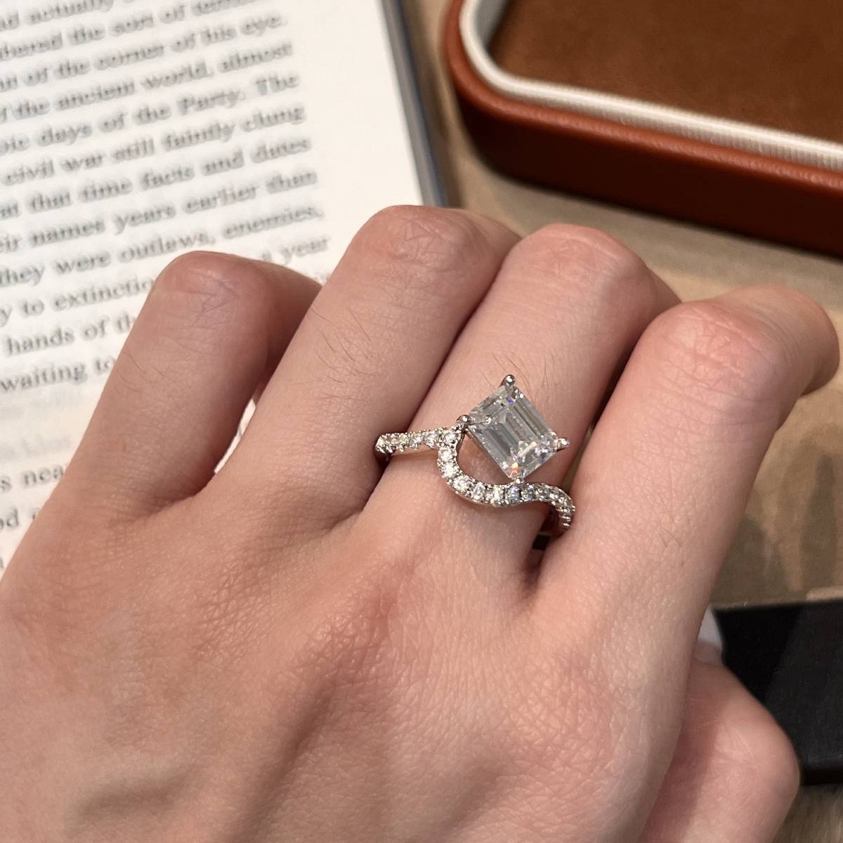 SN104款S925银镀18K白金祖母绿切割形MoissaniteFashionAffordable LuxuryWomen's Ring主石8*6mmmm/2.0ct