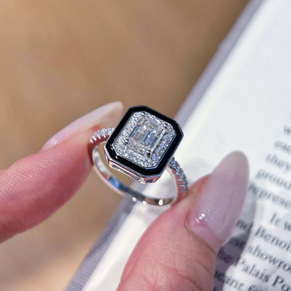SN490款S925银镀18K白金祖母绿切割形Moissanite黑边框珐琅Women's Ring主石7*5mmmm/1.0ct