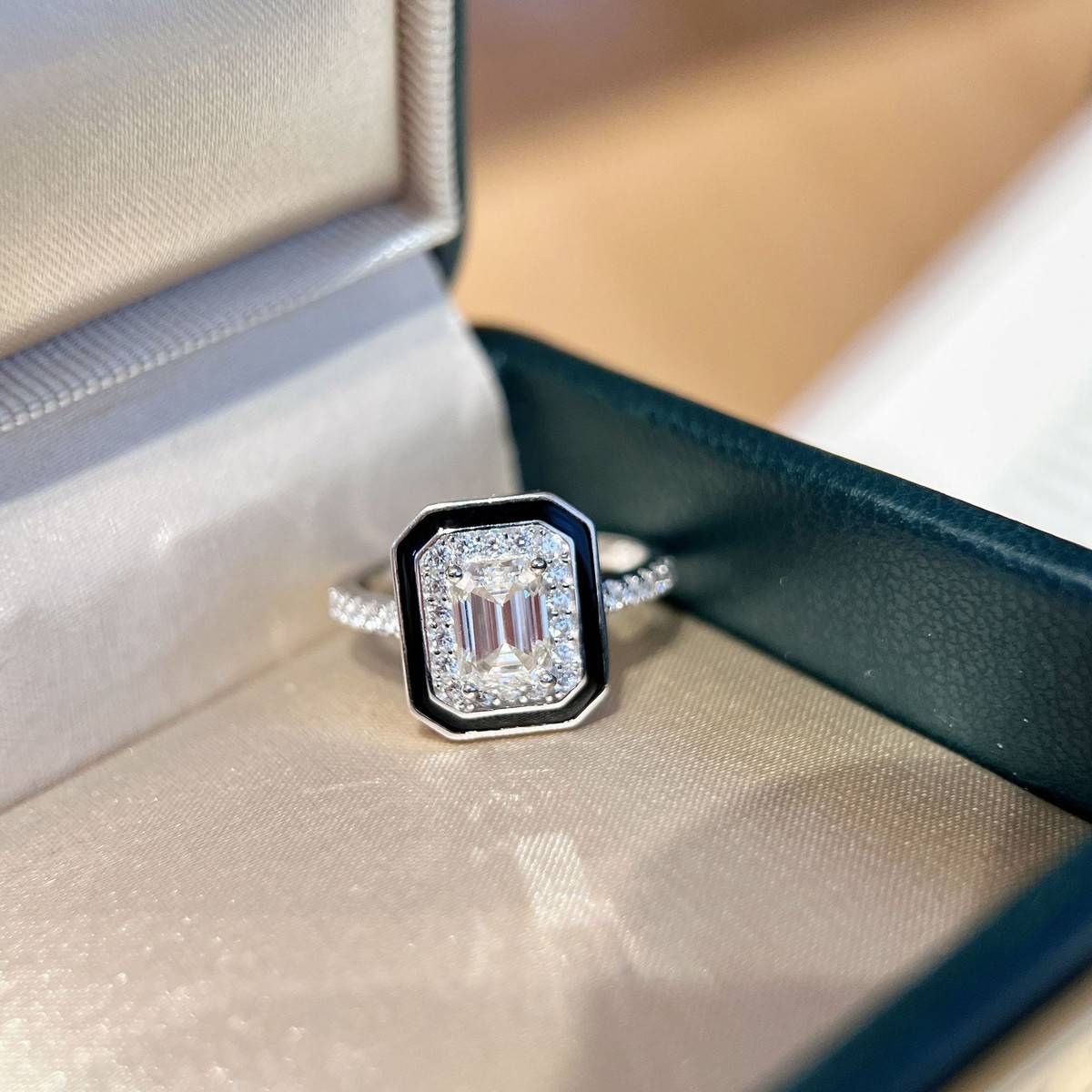 SN490款S925银镀18K白金祖母绿切割形Moissanite黑边框珐琅Women's Ring主石7*5mmmm/1.0ct