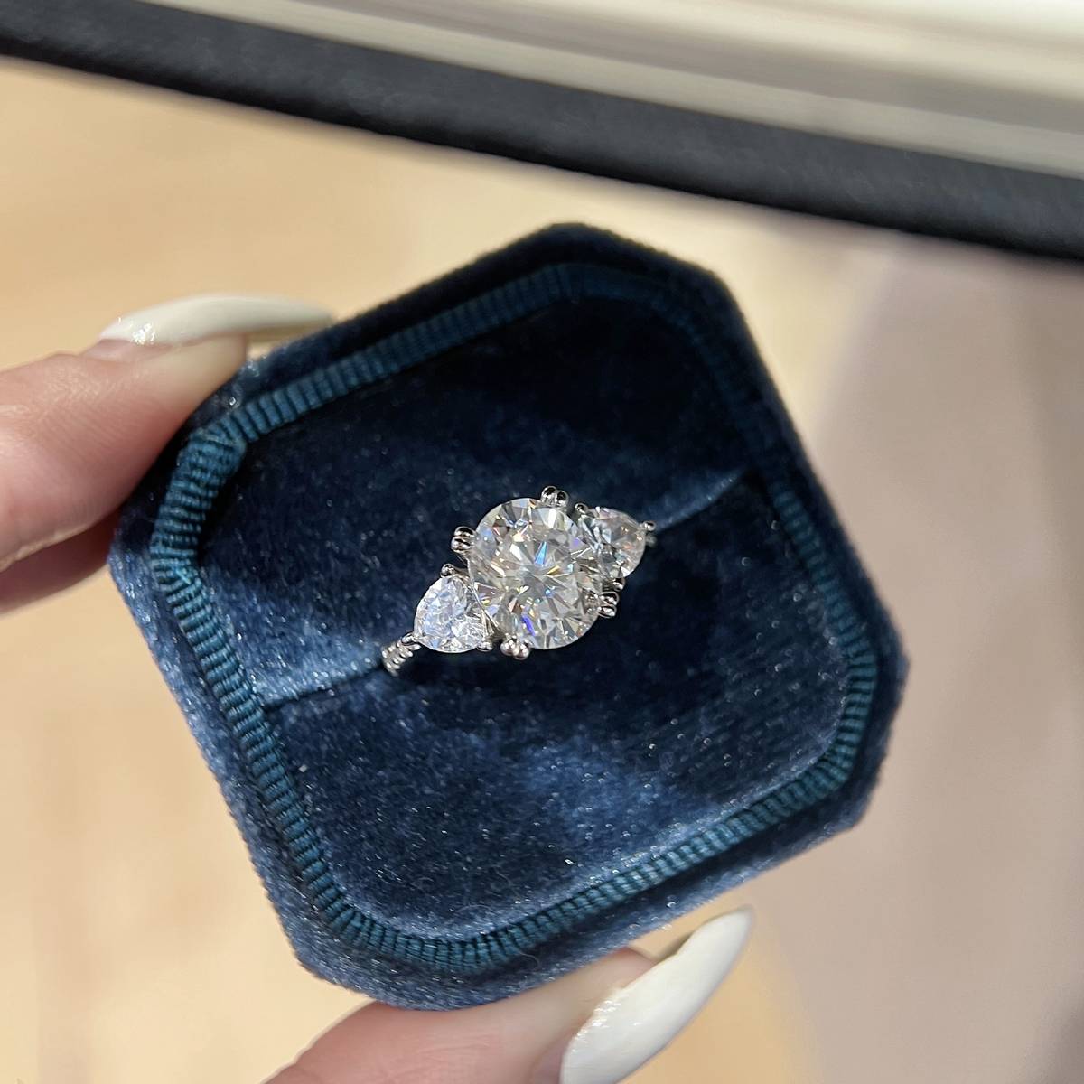 SN205款S925银镀18K白金蛋形Moissanite三石款Affordable LuxuryWomen's Ring主石10*8mmmm/3.0ct