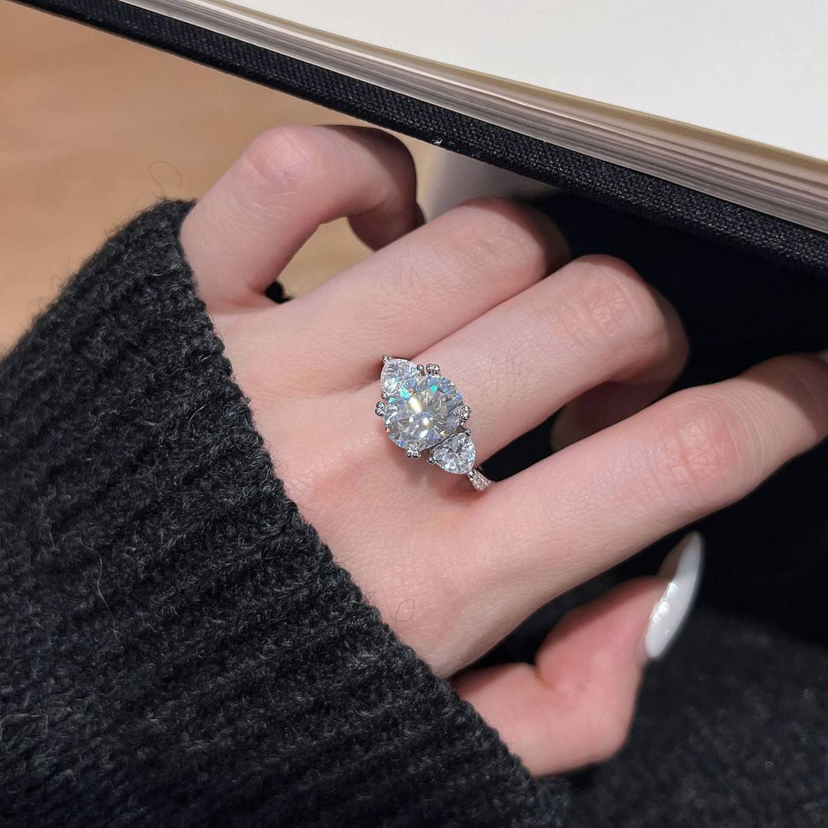 SN205款S925银镀18K白金蛋形Moissanite三石款Affordable LuxuryWomen's Ring主石10*8mmmm/3.0ct