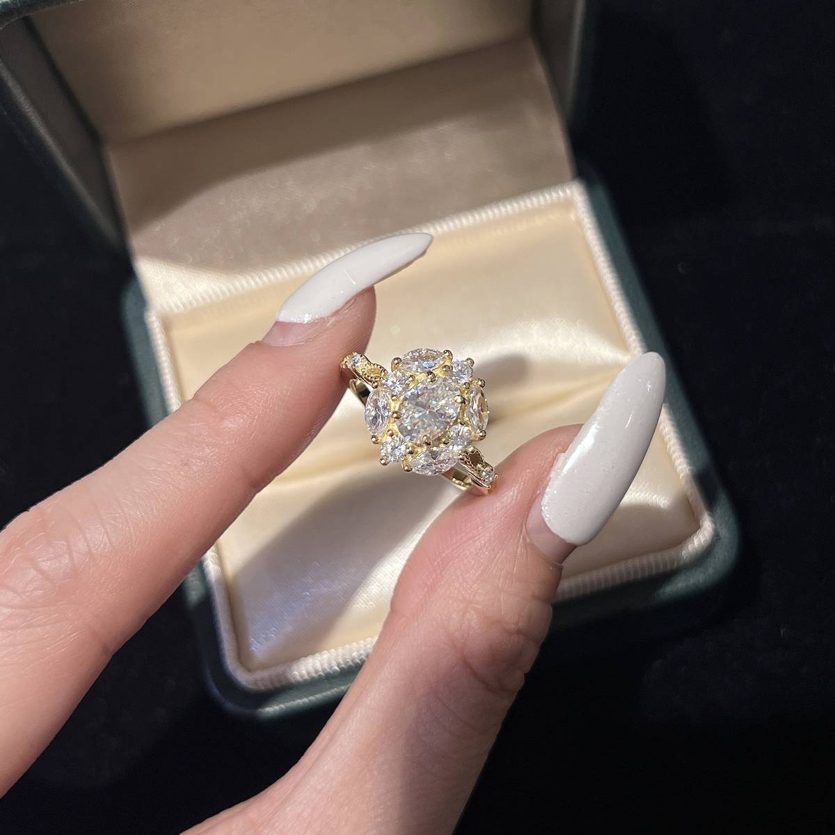 SN453款S925银镀18K黄金蛋形莫桑钻花朵轻奢高级女戒主石7*5mm/1.0ct