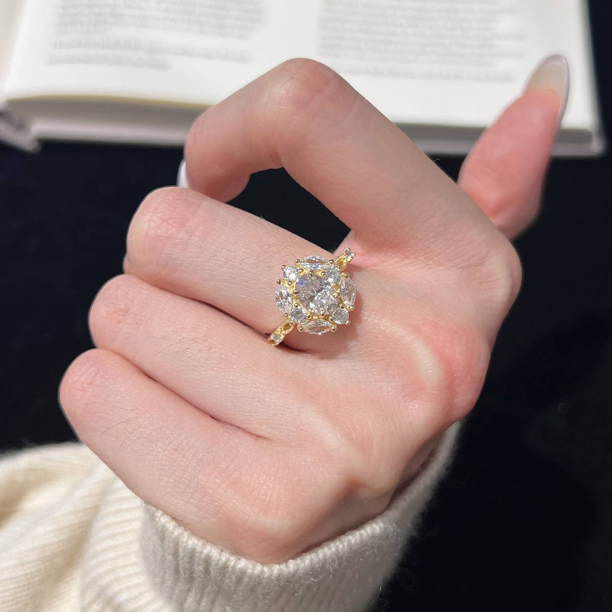 SN453款S925银镀18K黄金蛋形莫桑钻花朵轻奢高级女戒主石7*5mm/1.0ct