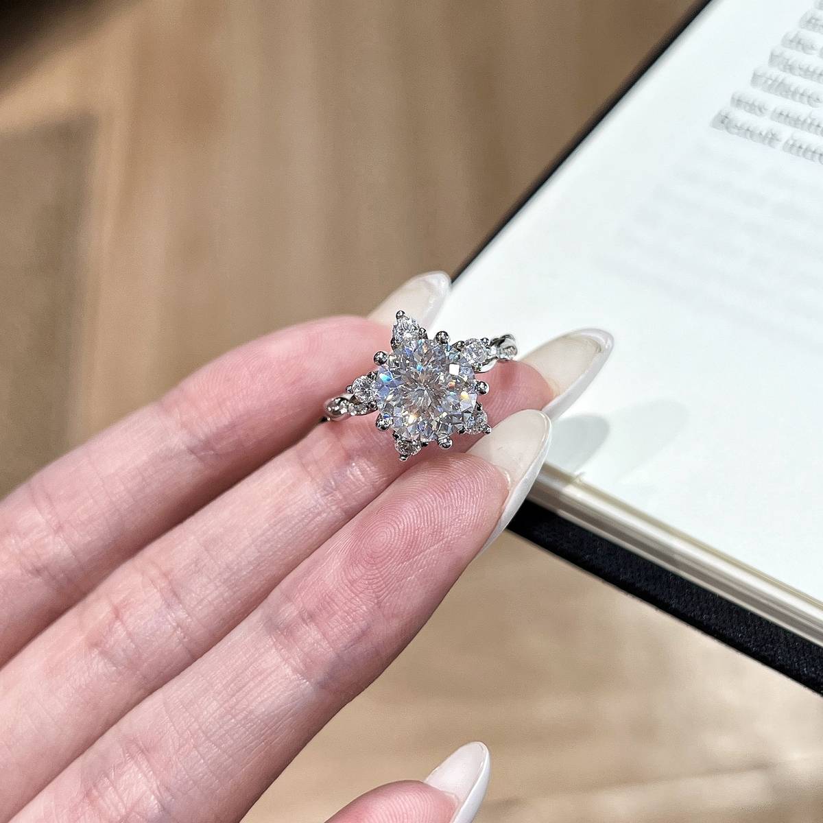 SN458款S925银镀18K白金圆形MoissaniteRomantic雪花扭臂Women's Ring主石9.0mm/3.0ct