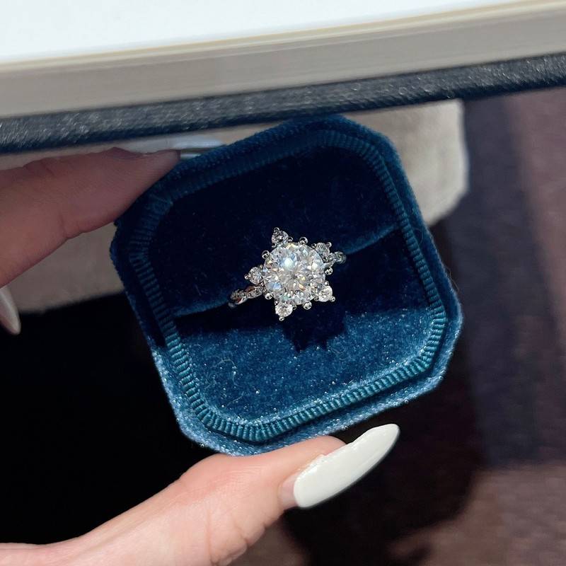 SN458款S925银镀18K白金圆形MoissaniteRomantic雪花扭臂Women's Ring主石9.0mm/3.0ct