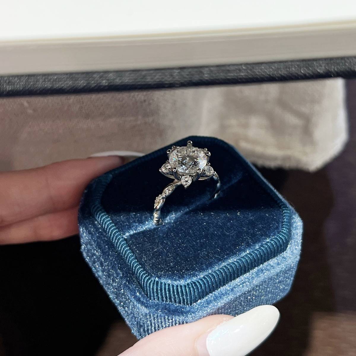SN458款S925银镀18K白金圆形MoissaniteRomantic雪花扭臂Women's Ring主石9.0mm/3.0ct