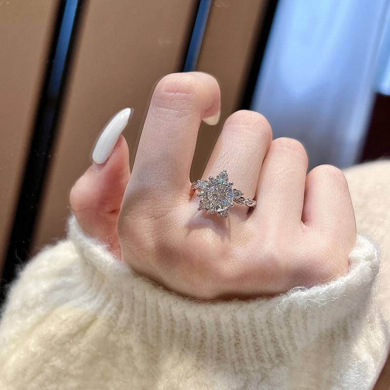 SN458款S925银镀18K白金圆形MoissaniteRomantic雪花扭臂Women's Ring主石9.0mm/3.0ct