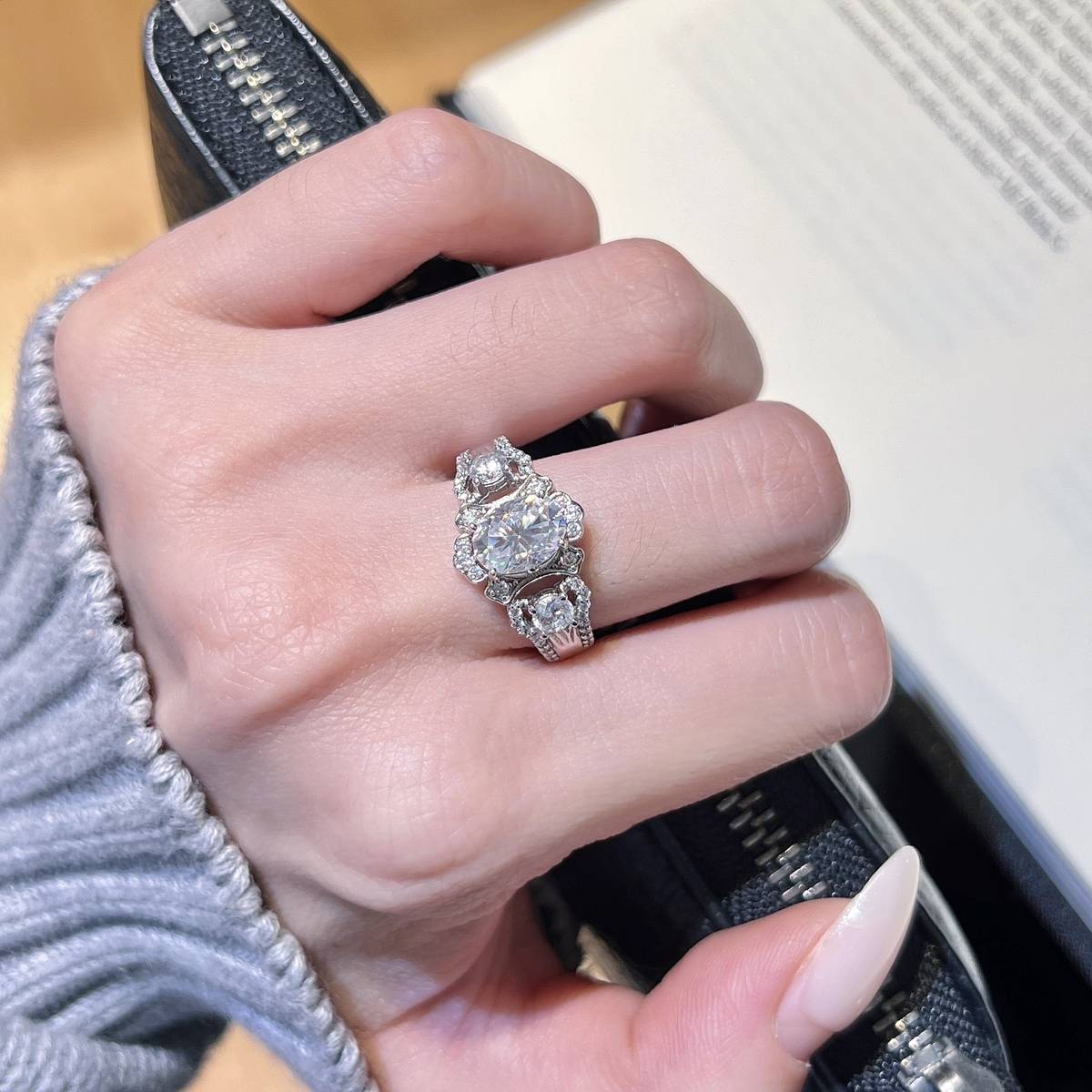 SN040款S925银镀18K白金蛋形MoissaniteAffordable LuxuryWomen's Ring主石8*6mmmm/1.5ct