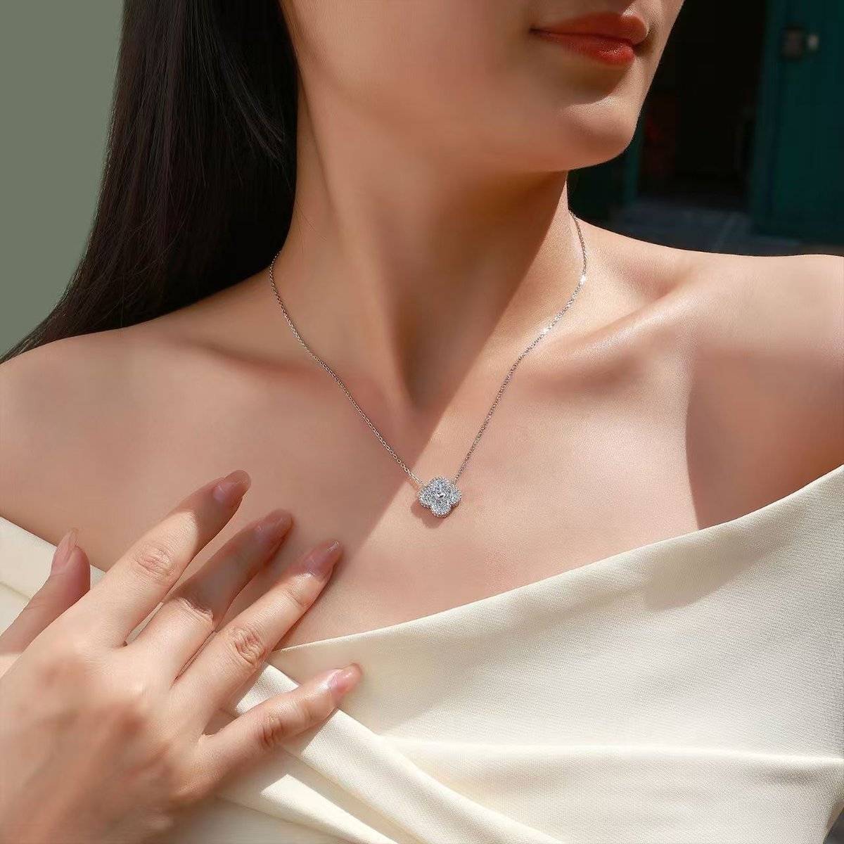 SN0229803款银镀18K金围珠四叶草MoissaniteNecklace0.5ct