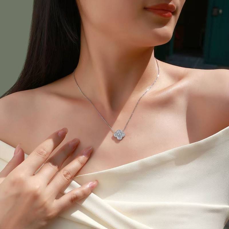 SN0229803款银镀18K金围珠四叶草莫桑钻项链0.5ct