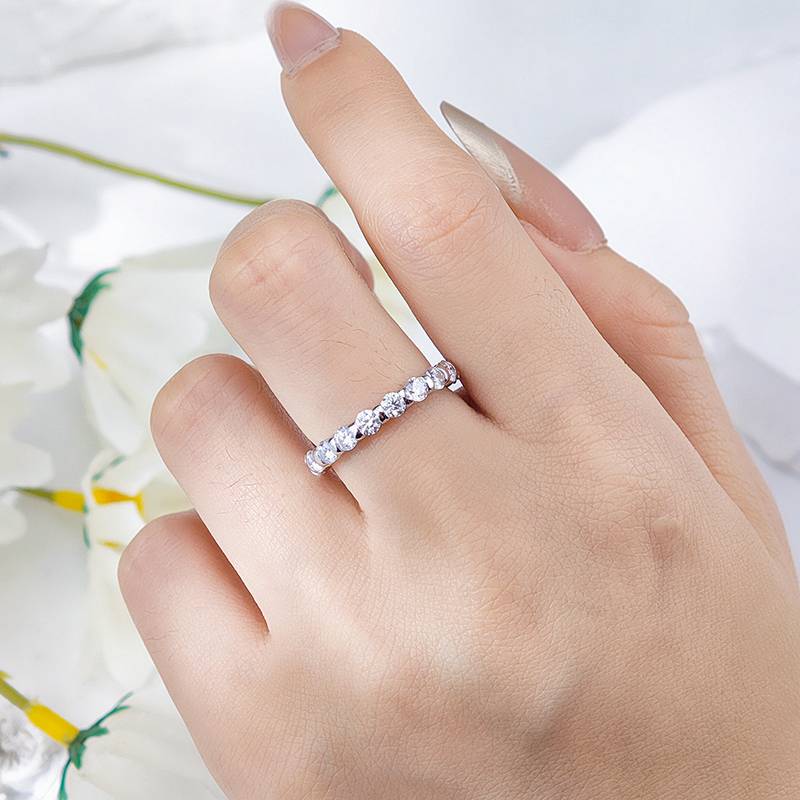 R3-0649相互依偎款S925银镀18K白金圆形莫桑钻排戒1.9ct