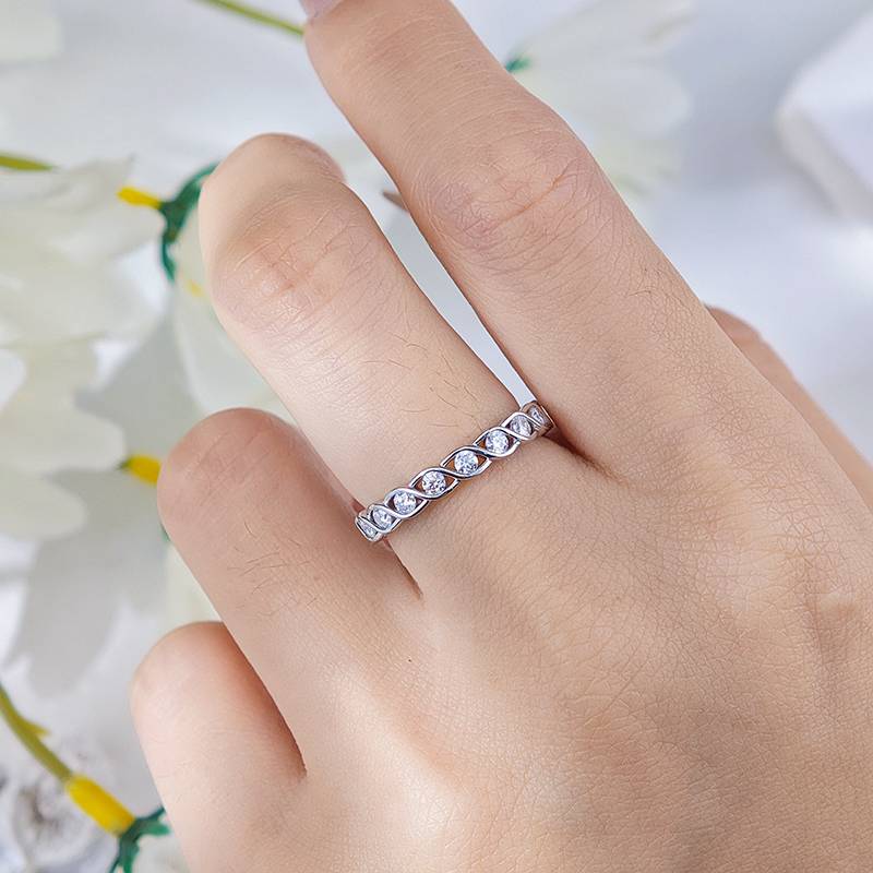 R3-0673缠绵光影款S925银镀18K白金圆形Moissanite排戒0.4ct