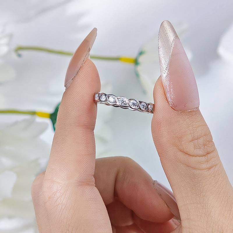 R3-0673缠绵光影款S925银镀18K白金圆形Moissanite排戒0.4ct
