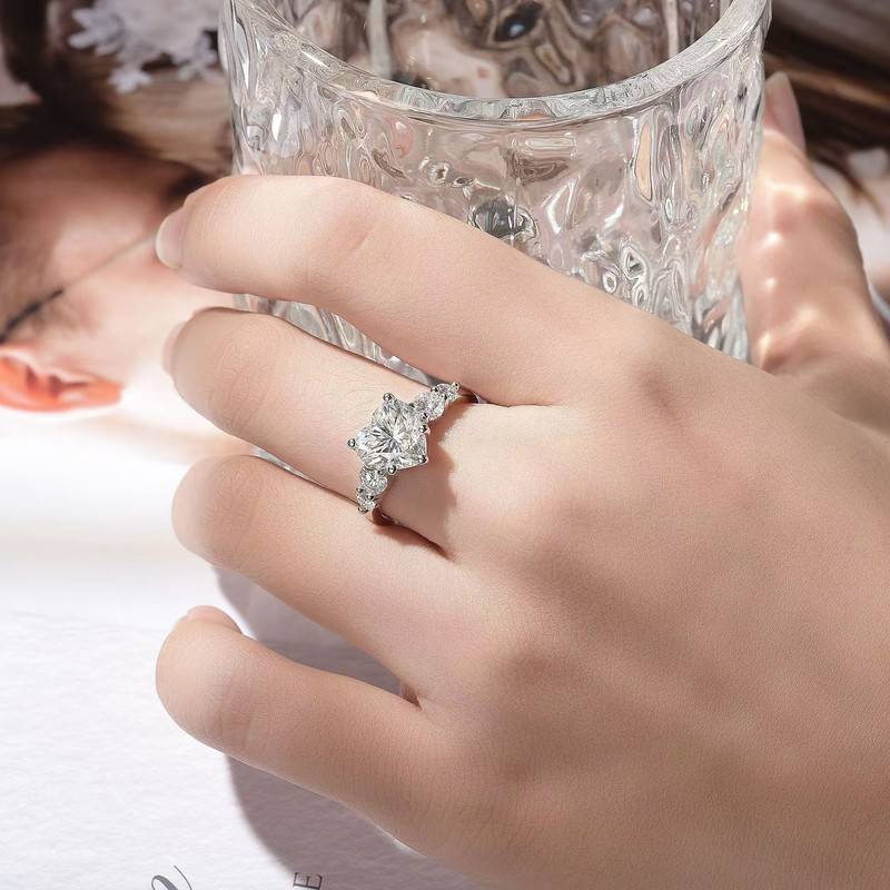 R3-0604心愿星光款S925银镀18K白金心形莫桑钻女戒主石9*9mm/3ct