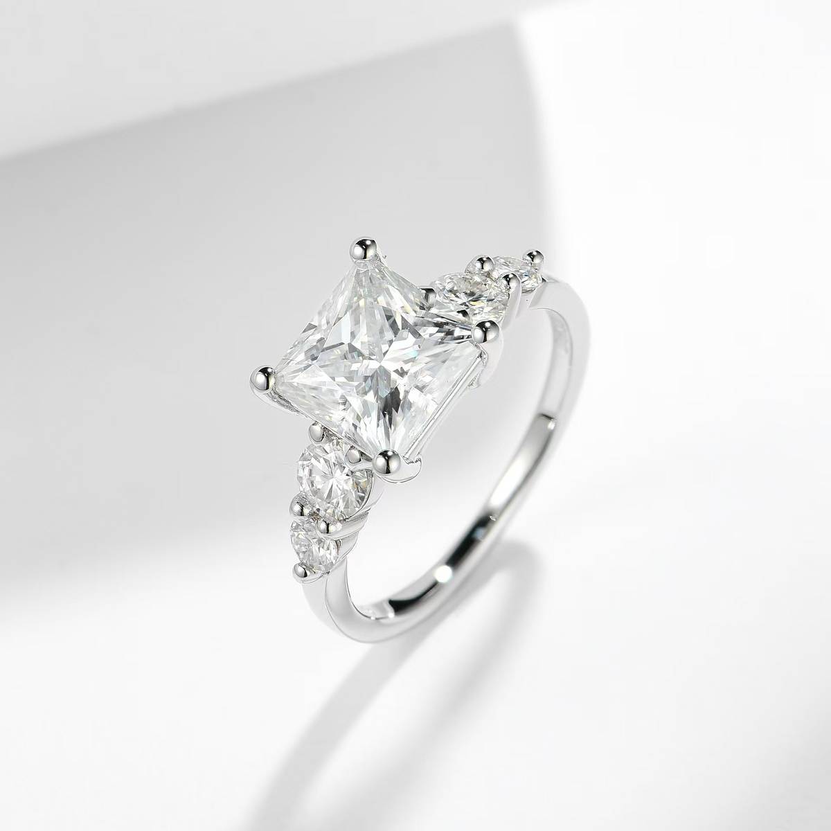 R3-0602公主魅力款S925银镀18K白金公主方形莫桑钻女戒主石8*8mm/3ct