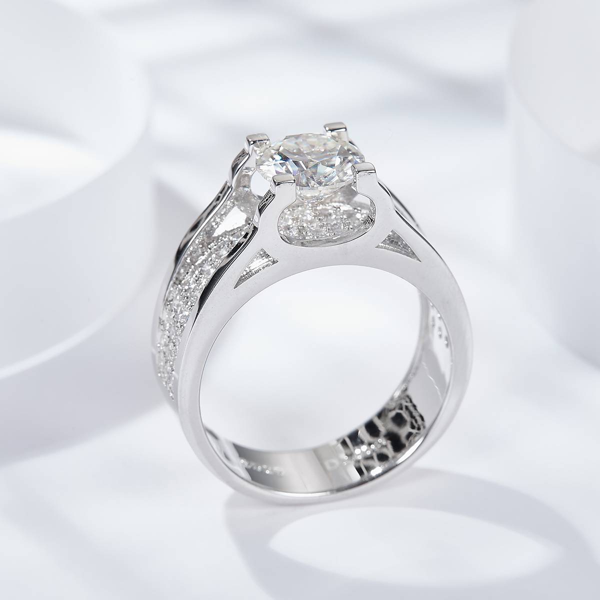 RM2008B俊逸Men's Ring款S925银镀18K白金圆形MoissaniteMen's Ring主1.0ct/2.0ct