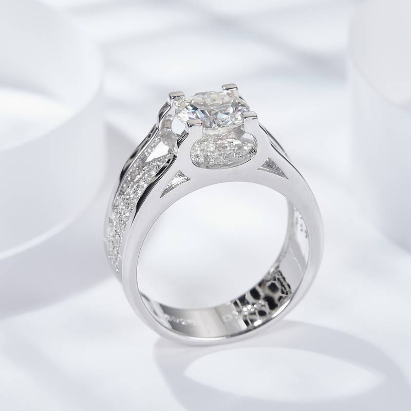 RM2008B俊逸Men's Ring款S925银镀18K白金圆形MoissaniteMen's Ring主1.0ct/2.0ct