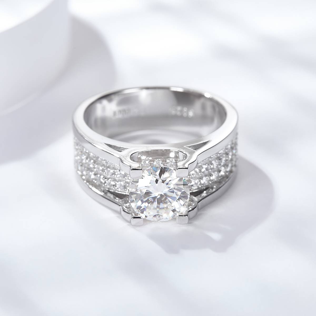 RM2008B俊逸Men's Ring款S925银镀18K白金圆形MoissaniteMen's Ring主1.0ct/2.0ct