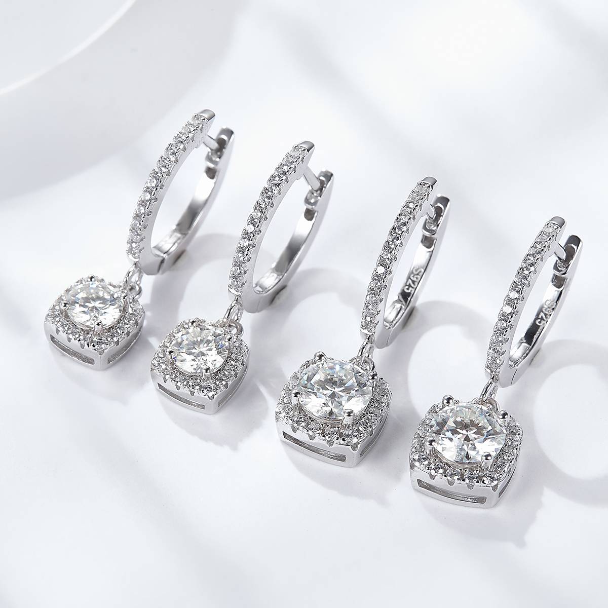 EM4010E璀璨方华款S925银镀18K白金圆形莫桑钻耳环0.5ct*2/1.0ct*2