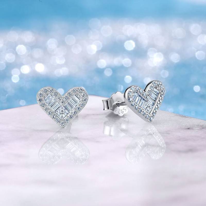E23711款S925银镀18K金莫桑钻爱心耳钉0.6ct