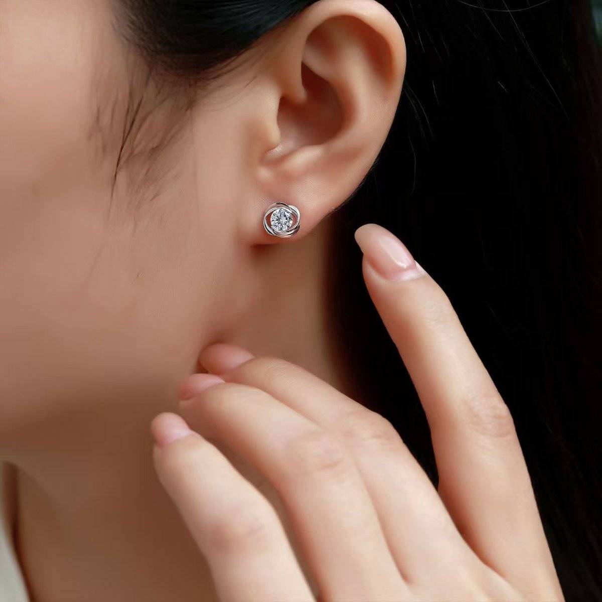 MT0095-S款S925银镀18K金圆形莫桑钻旋风耳钉0.5ct*2