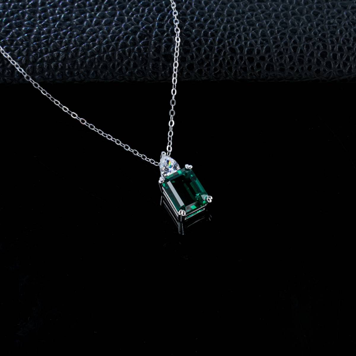 P0320款S925银镀18K白金祖母绿切割培育彩宝Necklace主石9*7mmmm/3.0ct