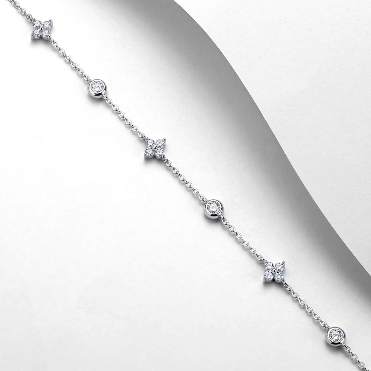 B52566-BMC款银镀18K白金莫桑钻精致四叶草手链0.78ct